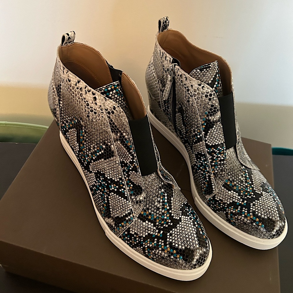 Linea Paolo Felicia Wedge Sneaker in White/Black/Gray Python Leather Size 9.